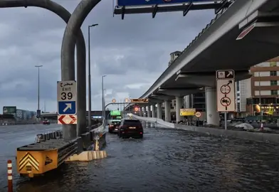 Carretera inundada por la lluvia en Dubai. (Instagram)