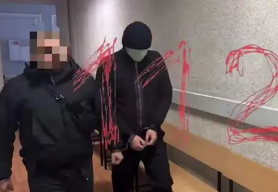 El sospechoso con sombrero y m&aacute;scara en un tribunal ruso. (Fuente externa)