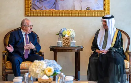 El ministro de Guatemala junto al gobernante de Ras Al Khaimah. (WAM)