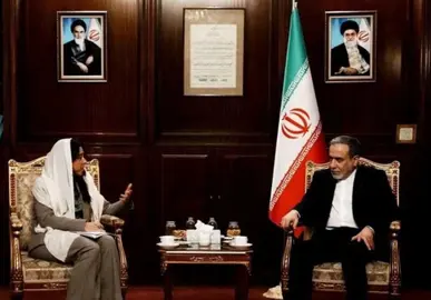 La ministra emirat&iacute; junto  al ministro de Exteriores de Ir&aacute;n. (X)