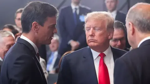 Pedro S&aacute;nchez -izquierda- conversa con Donald Trump. (Fuente externa)