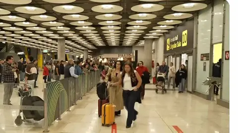 Espa&ntilde;oles repatriados desde Emiratos &Aacute;rabes, a su llegada al aeropuerto de Madrid. (X)