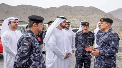 El pr&iacute;ncipe heredero de Fujairah junto a los equipos de trabajo de campo y de defensa en la Zona Industrial Petrolera. (WAM)