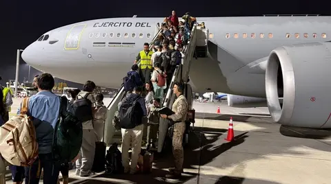 Espa&ntilde;oles suben a un avi&oacute;n de las Fuerzas A&eacute;reas en Om&aacute;n. (Ministerio de Defensa de Espa&ntilde;a)