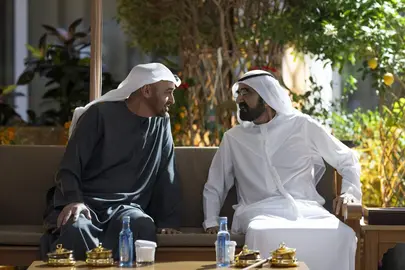 El presidente de EAU, a la izquierda, junto al gobernante de Dubai. (WAM)