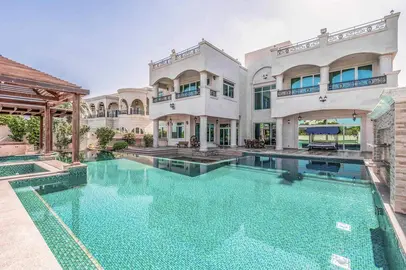 Viviendas en Emirates Hills de Dubai. (X)