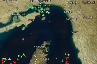 Movimiento de buques en el estrecho de Ormuz. (X)