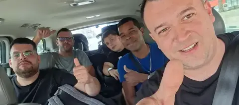 Grupo de uruguayos que ha logrado regresar a su pa&iacute;s tras quedar atrapados en Oriente Medio. (X)