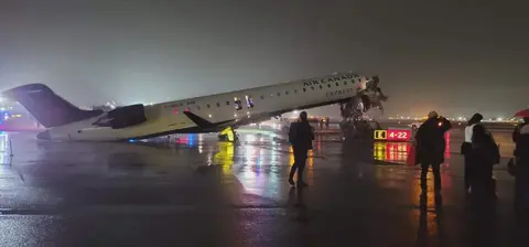 Avi&oacute;n de Air Canad&aacute; siniestrado en el aeropuerto de LaGuardia en Nueva York. (@SLCScanner)