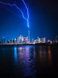 Los rel&aacute;mpagos sobre el Burj Khalifa. (Dubai Media Office)