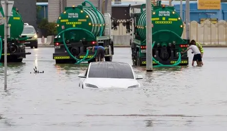 Un coche inundado por la lluvia en Dubai. (Fuente externa)