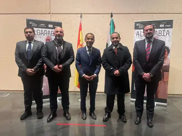 Embajador de EAU en Espa&ntilde;a, Saleh Al Suwaidi en el centro de la imagen y a su derecha Ramsi Jazmati e Ibrahim Al Nuaimi, director de Relaciones institucionales de la Embajada de EAU en Madrid, y a la izquierda del embajador, el alumno Humaid Al Ketbi y Miguel Moro, director de Casa &Aacute;rabe. (Cedida)
