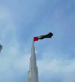 La bandera de EAU en lo alto del Burj Khalifa. (Instagram)
