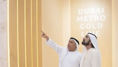 El gobernante de Dubai durante la presentaci&oacute;n de la nueva L&iacute;nea de Metro. (X)