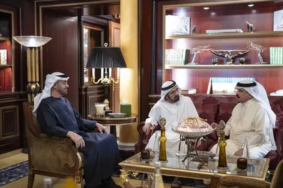 El presidente y el vicepresidente de EAU junta al rey de Bahr&eacute;in en Abu Dhabi. (WAM)