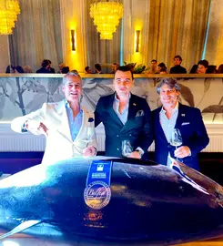 Jaime Casta&ntilde;eda, CEO de Ninety Nine SB Investment LLC, junto a los hermanos Fernando y Pedro de Le&oacute;n, fundadores de los restaurantes 99 Sushi Bar en Espa&ntilde;a, en la inauguraci&oacute;n del nuevo restaurante de la exitosa marca de cocina japonesa contempor&aacute;nea en Buedapest. (Cedida)