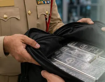 Un momento de la devoluci&oacute;n de los lingotes de plata. (Dubai Police)