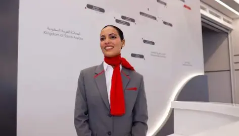 Una azafata de Etihad Rail con su uniforme. (Etihad Rail)