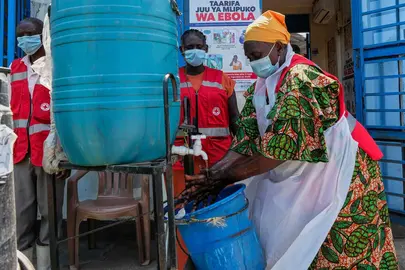 Una mujer en Uganda recoge agua potable. (X)
