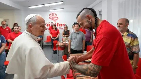 El Papa Le&oacute;n XIV, en Madrid junto a trabajadores y beneficiarios del proyecto social CEDIA 24 horas.  (@Vatican Media)