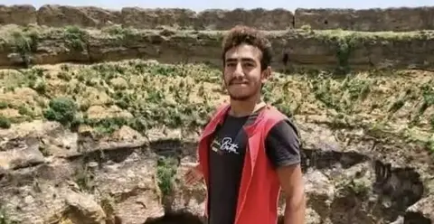 El Hombre Ara&ntilde;a de Yemen antes de su acrobacia mortal. (X)