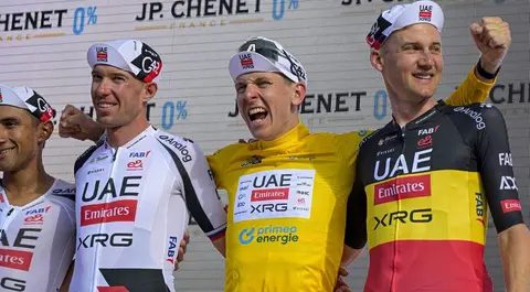 De amarillo el ciclista esloveno del UAE Team Emirates. (WAM)