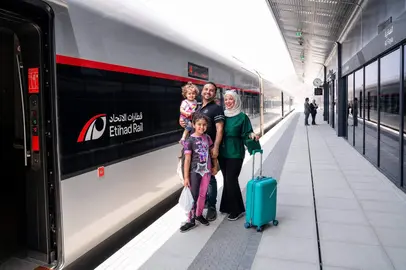 Una familia antes de subir al tren en la estaci&oacute;n de Al Faya. (Etihad Rail)