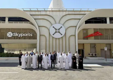 Funcionarios emirat&iacute;es ante el primer vertipuerto del mundo. (WAM)