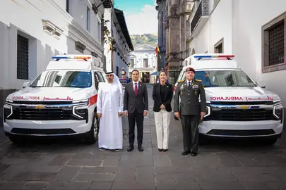 Representantes de Emiratos y Ecuador posan con las ambulancias. (X)