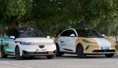 Coches el&eacute;ctricos con matr&iacute;culas especiales en Abu Dhabi. (WAM)
