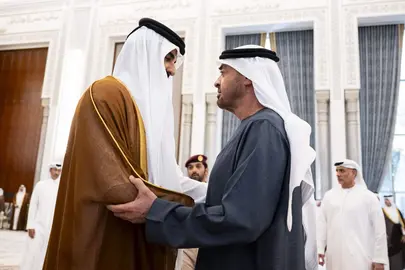 El presidente de EAU y el emir de Qatar este mi&eacute;rcoles en Doha. (WAM)
