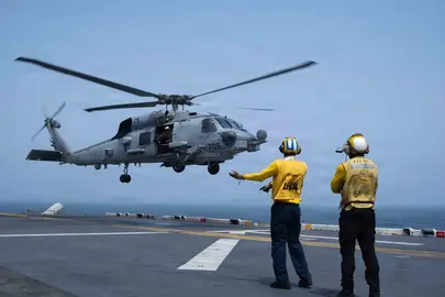 El buque de asalto anfibio USS Boxer apoya operaciones de vuelo d&iacute;a y noche desde el mar Ar&aacute;bigo. (Centcom)