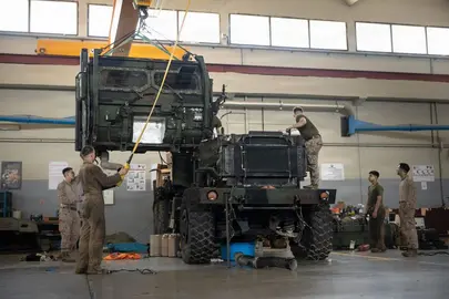 marines de Estados Unidos cambian la transmisi&oacute;n en un veh&iacute;culo del Sistema de Cohetes de Artiller&iacute;a de Alta Movilidad mientras est&aacute;n desplegados en el Medio Oriente. (Centcom)