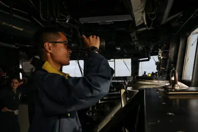 Un marine estadounidense hace guardia a bordo del USS Frank E. Petersen Jr. (Centcom)