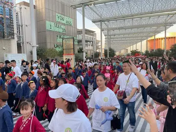 Poblaci&oacute;n residente china durante un desfile en Dub&aacute;i. (EL CORREO)