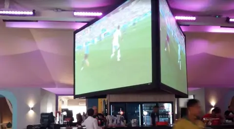 Un partido de f&uacute;tbol en un local de EAU. (EL CORREO)