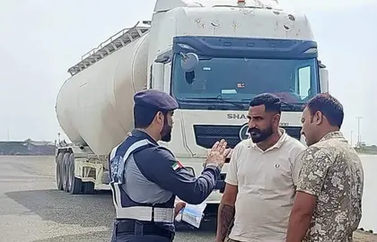Un polic&iacute;a de Abu Dhabi junto a camioneros. (Instagram)