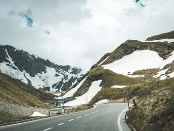 Carretera de monta&ntilde;a se adentra en los Alpes. (pxhere.com)