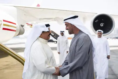 El presidente de EAU recibe al rey de Bahr&eacute;in en Abu Dhabi. (WAM)