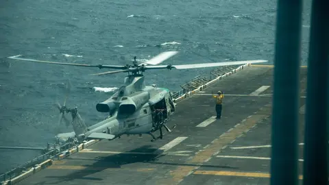 Un helic&oacute;ptero utilitario UH-1Y Venom despega de la cubierta de vuelo del USS Boxer en el Mar Ar&aacute;bigo. (Centcom)
