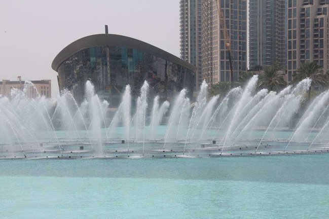 Edificio de la Ópera con la Fuente de Dubai en primer plano. (EL CORREO)