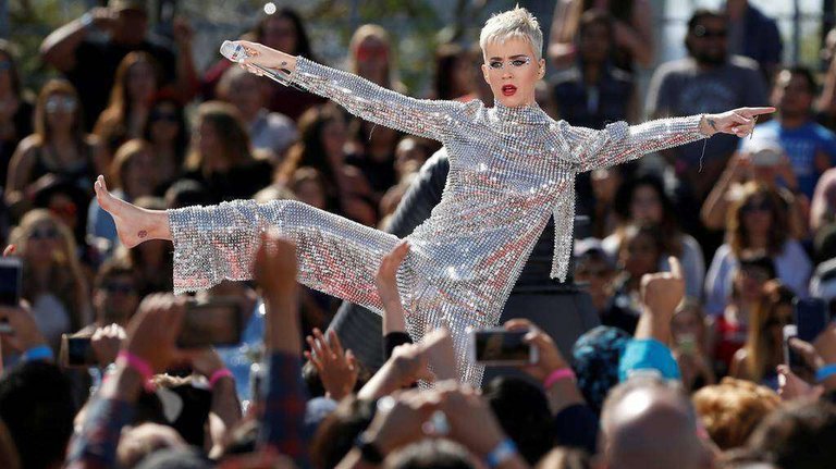 En la imagen de Reuters, Katy Perry durante una actuación.