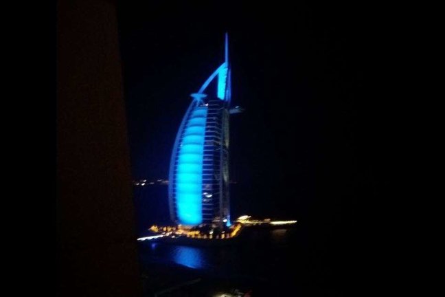 Una imagen del hotel Burj Al Arab de noche. (EL CORREO)