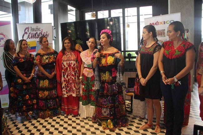 La artista mexicana Myriam Krusiher se dirige a las asistentes durante la celebración cultural de octubre.