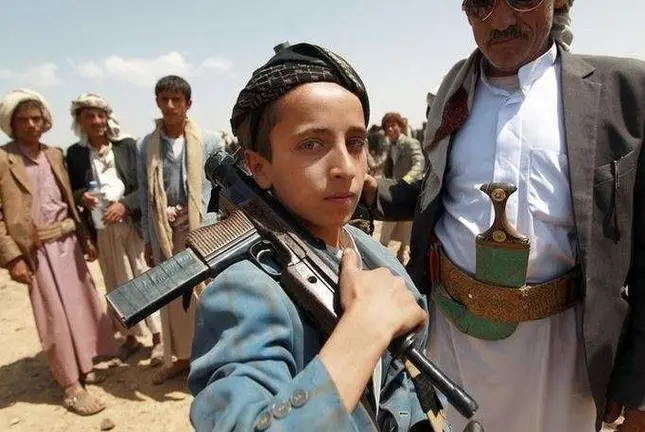 En la foto de AFP, un ni&ntilde;o armado en una reuni&oacute;n de hut&iacute;es.