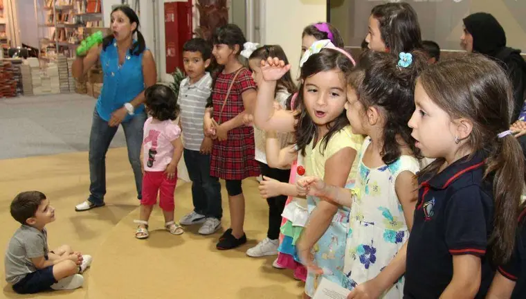 Un encuentro de 'La Hora del Cuento' en Abu Dhabi. (EL CORREO)