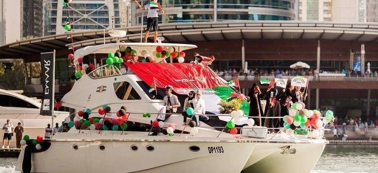 Una de las embarcaciones que participa en el desfile de yates.