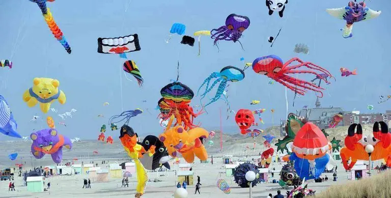 El Festival de Cometas está promovido por el hotel Anantara de Sir Bani Yas Island. 