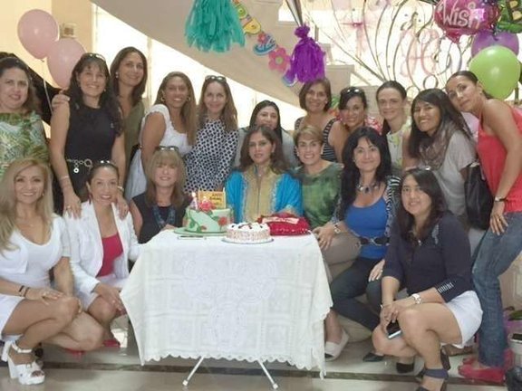 Brigitta García y damas latinas. (EL CORREO)