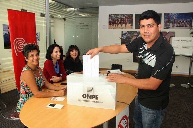 Un peruano deposita su voto en la urna situada en el Consulado de Perú en Dubai. (EL CORREO)